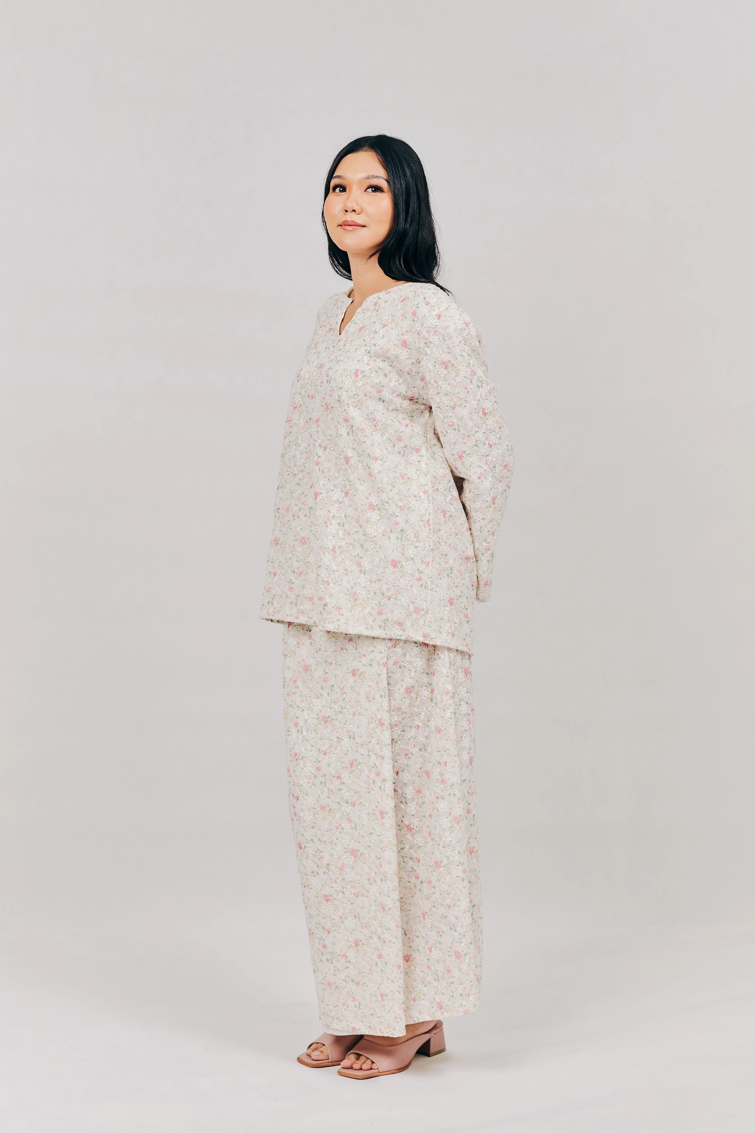 Embroidered Kurung Kedah in Bunga Kuntum Pink - Image 2