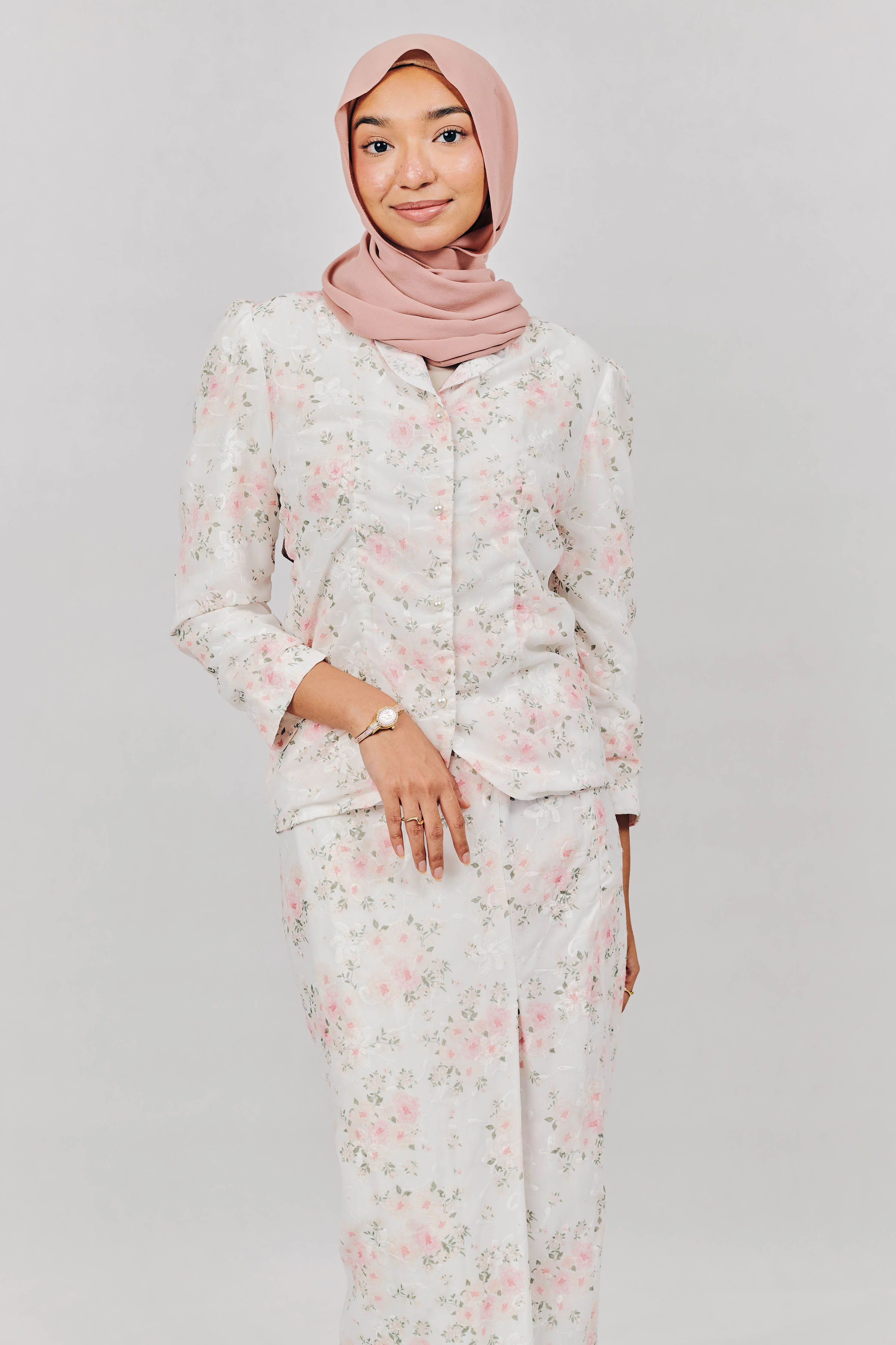 Kebaya Pendek in Seroja Pink - Image 6