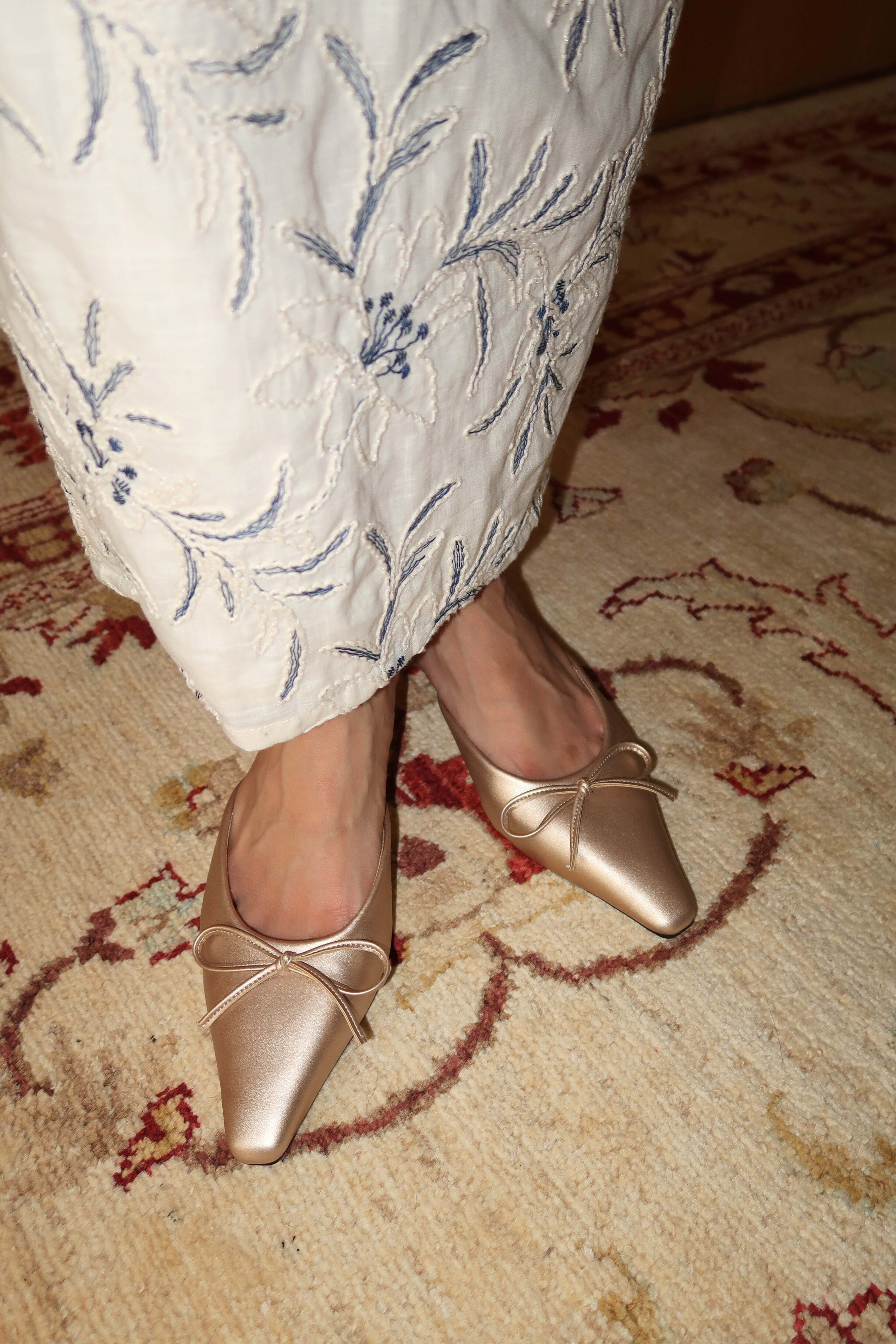 Lola in Gold - Image 4